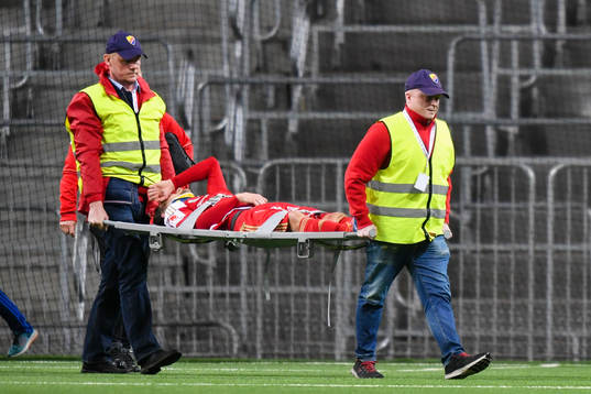 Degerfors Shpetim Hasani tvingas lämna planen på bår