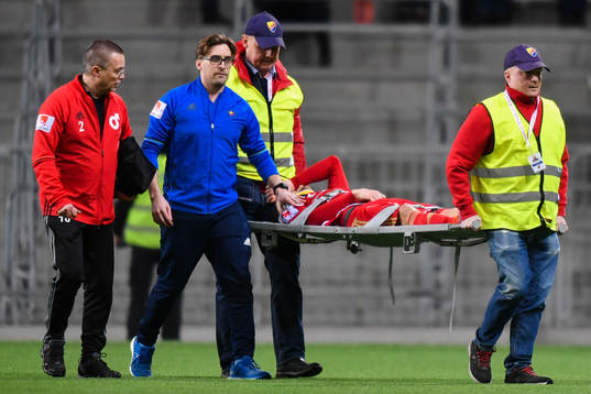 Degerfors Shpetim Hasani tvingas lämna planen på bår