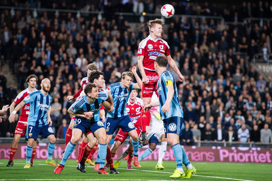 Degerfors Erik Sachs i en nickduell mot Djurgårdens Marcus