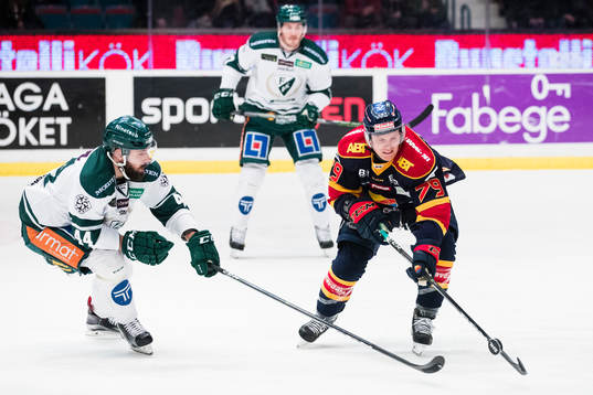 Färjestads Milan Gulas i kamp om pucken med Djurgårdens