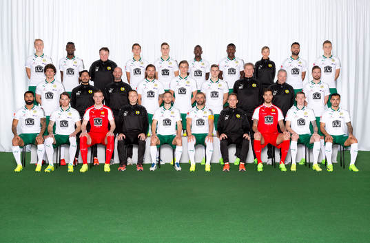 Hammarby poserar för en lagbild den 21 februari 2017 i Stockholm. Bakre ledet fr. v. Isac Lidberg, Gershon Koffie, materialansvarig Anders Biten, Leo Bengtsson, Dusan Jajic, Pa Dibba, Joseph Aidoo, sjukgymnast Linda Eisersjö, Imad Khalili, Fredrik Torsteinbö. Mittenledet fr. v. Romulo Cabral, assisterande tränare Pablo Pinones-Arce, medicinskt ansvarig Mikael Klotz, Björn Paulsen, Marcus Degerlund, Richard Magyar, målvaktstränare Mikael Olsson, mental coach Anders Friberg, Arnor Smarasson. Sittande fr. v. Stefan Batan, Johan Persson, Ögmundur Kristinsson, assisterande tränare Stefan Billborn, Mats Solheim, Kennedy Bakircioglu, tränare Jakob Michelsen, Tim Markström, Birkir Saevarsson, Jiloan Hamad.