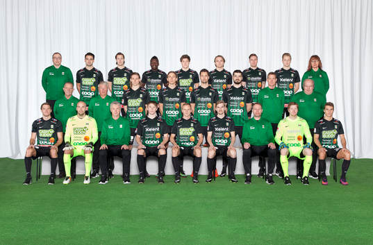 Varberg poserar för en lagbild den 21 februari 2017 i Varberg. Bakre ledet fr. v. materialare Bo Stenqvist, Oliver Stanicic, Isac Johansson, Thomas Boakye, Joel Palmquist, Viktor Strömberg, Christoffer Arvidsson, Billy Nordström, materialare Lilian Sjöström. Mittenledet fr. v. lagledare Göran Adolfsson, lagledare Stefan Berggren, Eric Nilsson, Peter Nyström, Ajsel Kujovic, målvaktstränare Jonas Gunnarsson, materialare Anders Petersson. Sittande fr. v. Karl Söderström, Peter Dahlberg, tränare Jörgen Wålemark, Anton Liljebäck, Pär Asp, Erik Lund, assisterande tränare Torbjörn Arvidsson, Joakim Wulff, Elias Andersson.
