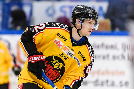 Luleås Joakim Hillding värmer upp före ishockeymatchen i