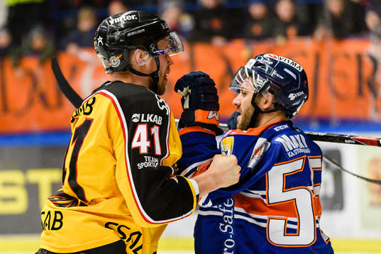 Gruff mellan Luleås Ilari Melart och Växjös Nick Bailen