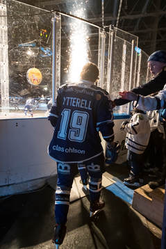 Leksands Alexander Ytterell på väg in i ishockeymatchen i