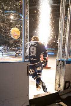 Leksands Alexander Ytterell på väg in i ishockeymatchen i