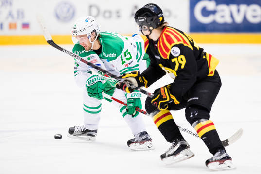 Rögles Simon Ryfors i kamp om pucken med Brynäs Daniel