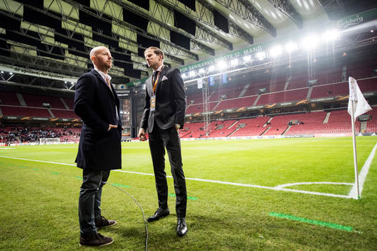 FC Köpenhamns Mikael Antonsson (th) ute och känner på planen