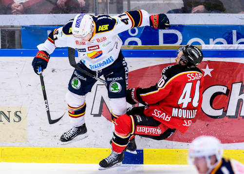 Djurgårdens Alexander Falk tacklar Luleås Kael Mouillierat