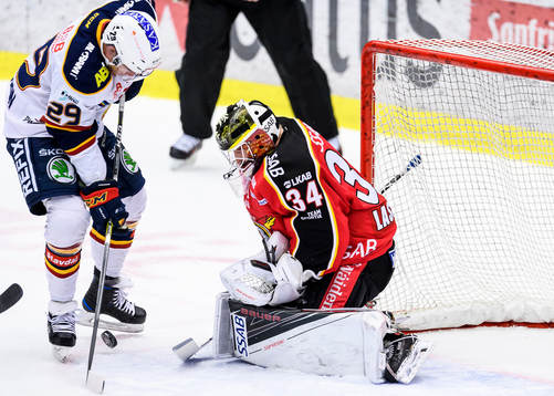 Djurgårdens Matt Anderson är framme och hotar framför