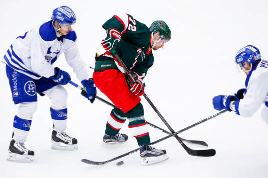 Leksands János Hári och Joe Piskula i kamp mot Frölundas