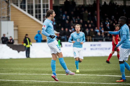 Malmö FFs Pawel Cibicki jublar med Pa Konate efter 1-0
