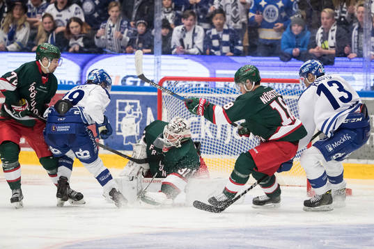 Leksands Alexander Ytterell framför Frölundas målvakt