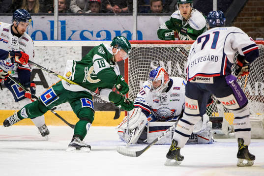 Färjestads Andreas Jämtin i en kamp med Linköpings