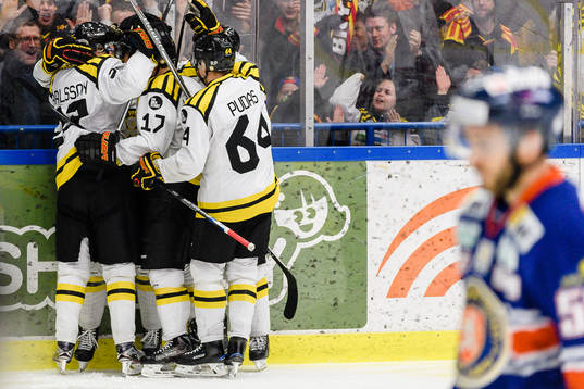 Brynäs spelare jublar framför fansen