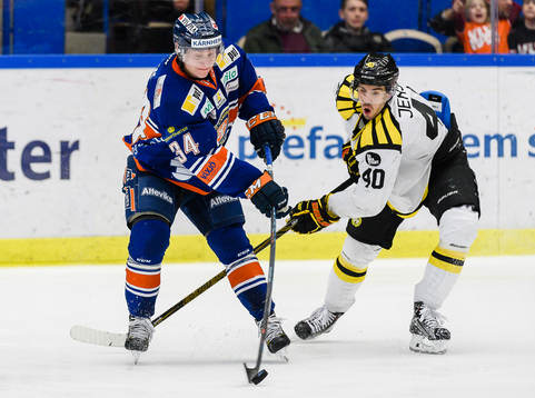 Växjös Olli Palola jagas av Brynäs Jesper Jensen