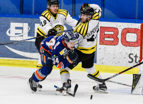 Växjös Olli Palola faller