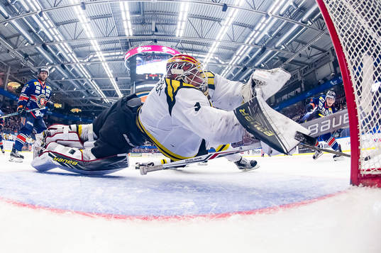 Brynäs målvakt Felix Sandström slänger sig