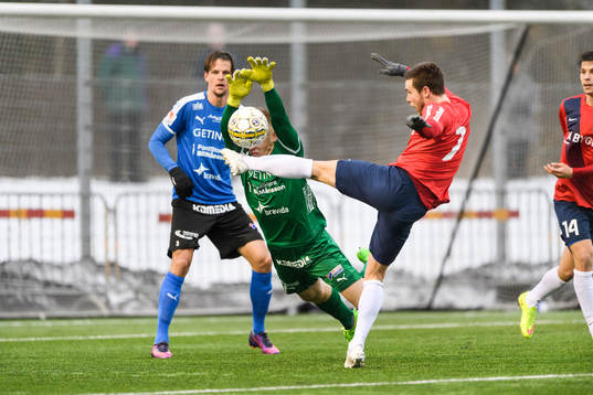 Halmstads målvakt Isak Pettersson i närkamp med Örgrytes Daniel Sliper