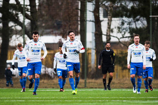 Värnamos Pär Cederqvist jublar efter att han gjort 0-1-målet