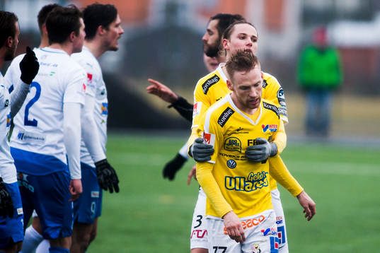 Falkenbergs Ludvig Johansson håller i Tobias Englund
