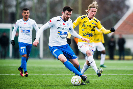 Värnamos Tyler Lissette i kamp om bollen med Falkenbergs