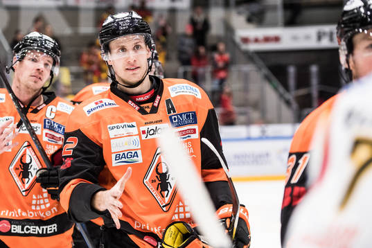 Karlskronas Alexander Bergström  jublar och tar