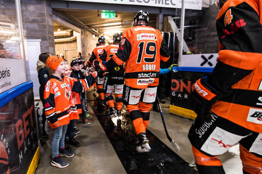 Karlskronas Kristoffer Söder hälsar på unga jublande