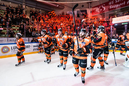 Karlskronas Mattias Guter jublar med lagkamrater