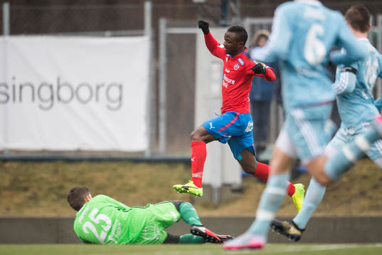 Degerfors målvakt Oscar Klasson rensar framför