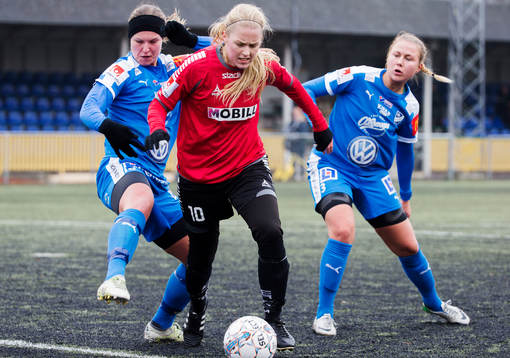 s Michaela Johnsson och Kalmars Elin Bergqvist och Emma Jones under träningsmatchen i fotboll mellan LB07 och IFK Kalmars den 26 Februari 2017 i Malmö.