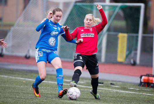 s Malin Winberg och Kalmars Josefine Nilsén under träningsmatchen i fotboll mellan LB07 och IFK Kalmars den 26 Februari 2017 i Malmö.
