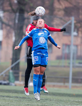 s Anna Welin och Kalmars Emma Jones under träningsmatchen i fotboll mellan LB07 och IFK Kalmars den 26 Februari 2017 i Malmö.