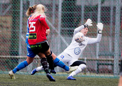 s Johanna Ejdelind och Kalmars målvakt Lovisa Johansson under träningsmatchen i fotboll mellan LB07 och IFK Kalmars den 26 Februari 2017 i Malmö.