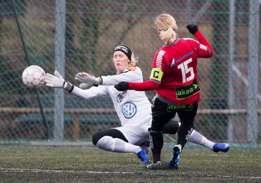 s Mia Persson och Kalmars målvakt Lovisa Johansson under träningsmatchen i fotboll mellan LB07 och IFK Kalmars den 26 Februari 2017 i Malmö.