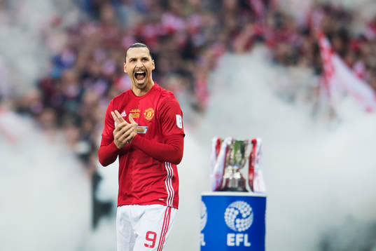 Manchester Uniteds Zlatan Ibrahimovic grimaserar