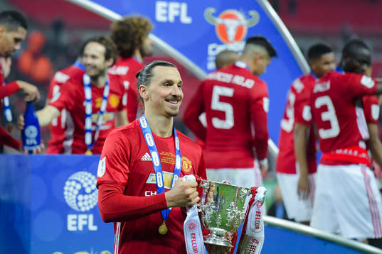 Manchester Uniteds Zlatan Ibrahimovic jublar med pokalen