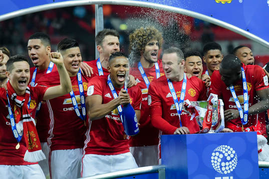 Manchester Uniteds Wayne Rooney jublar med pokalen