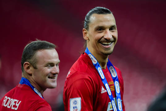 Manchester Uniteds Wayne Rooney och Zlatan Ibrahimovic jublar