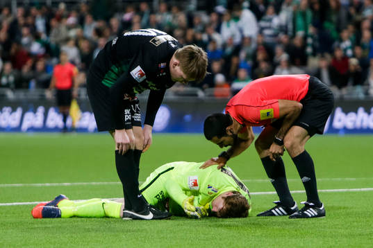 Varbergs målvakt Joakim Wulff har ont