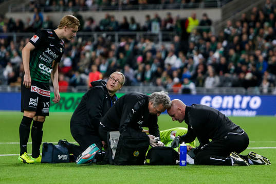 Varbergs målvakt Joakim Wulff får vård