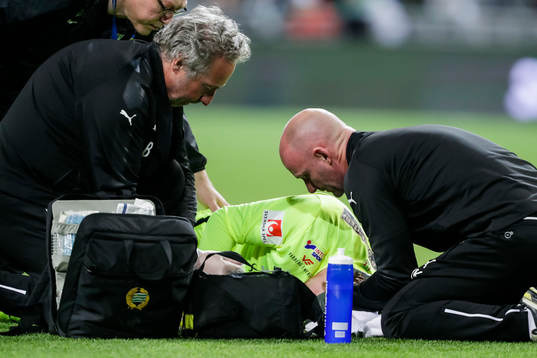 Varbergs målvakt Joakim Wulff får vård