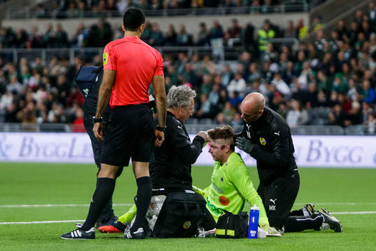 Varbergs målvakt Joakim Wulff får vård