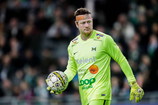 Varbergs målvakt Joakim Wulff med bandage