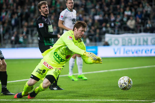 Varbergs målvakt Joakim Wulff slänger sig