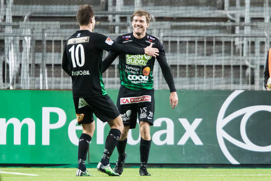 Varbergs Karl Söderström jublar med Gabriel Altemark-Vanneryr efter 2-3