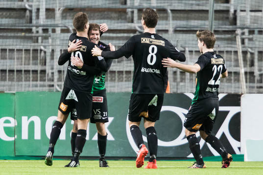 Varbergs Karl Söderström jublar med Gabriel Altemark-Vanneryr , Peter Nyström och Christoffer Arvidsson efter 2-3