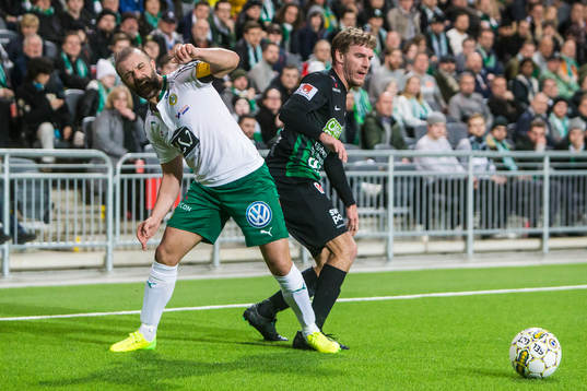 Hammarbys Kennedy Bakircioglu reagerar i kamp om bollen med Varbergs Karl Söderström