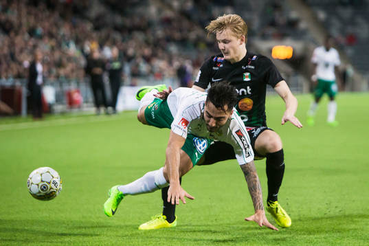 Hammarbys Jiloan Hamad i kamp om bollen med Varbergs Billy