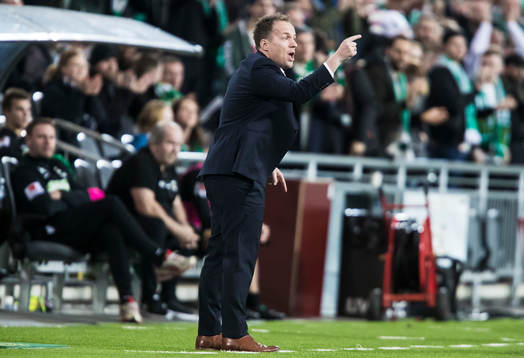 Hammarbys tränare Jakob Michelsen gestikulerar